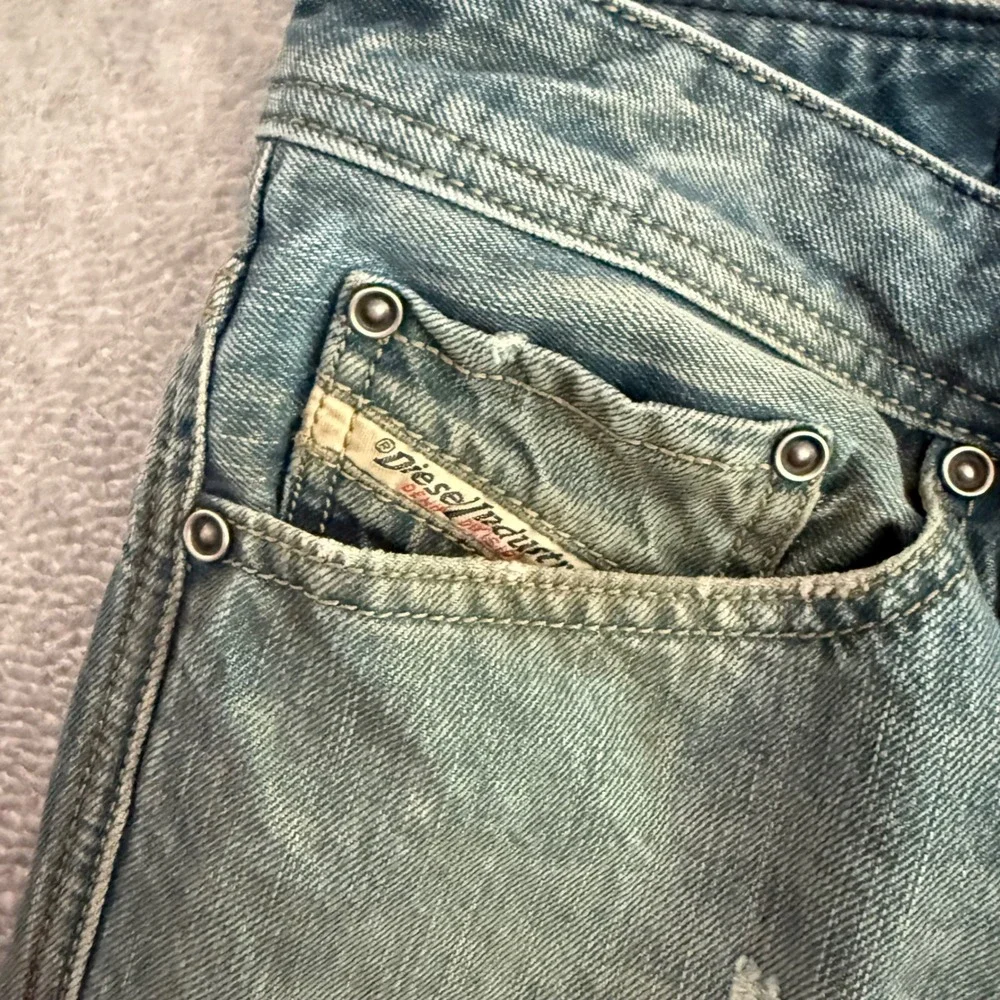 Diesel Viker Mens 31x32 Regular Straight Leg Distressed Light Wash Jeans